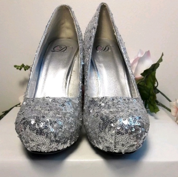 *SOLD* Delicious Sequin Stilettos - Picture 4 of 8